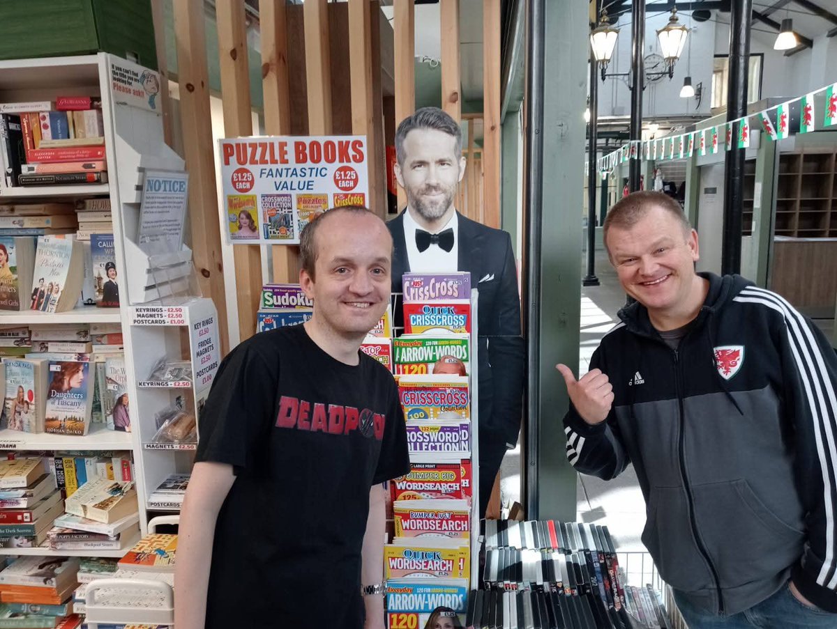 26McMahon's tweet photo. @VancityReynolds A great time in Wrexham and at The Turf last week https://t.co/qJOfu0Y6yJ
