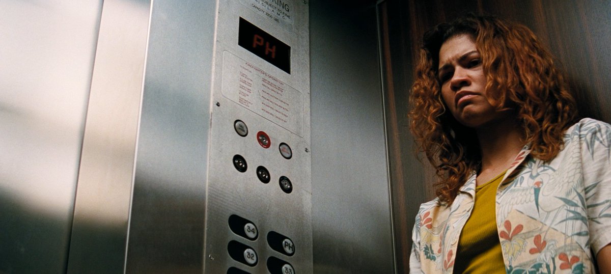 TaniaPenasalv's tweet photo. Zendaya juega en otra liga distinta al resto en #Euphoria. La carrileada que pega en el 3x06 es brutal y digna de otro Emmy. El destino de Rue ya está sellado y su redención llegará de una forma u otra. La escena de la iglesia ha sido Zendaya diciéndolo casi adiós a su personaje. https://t.co/ZXG6R0QUAe
