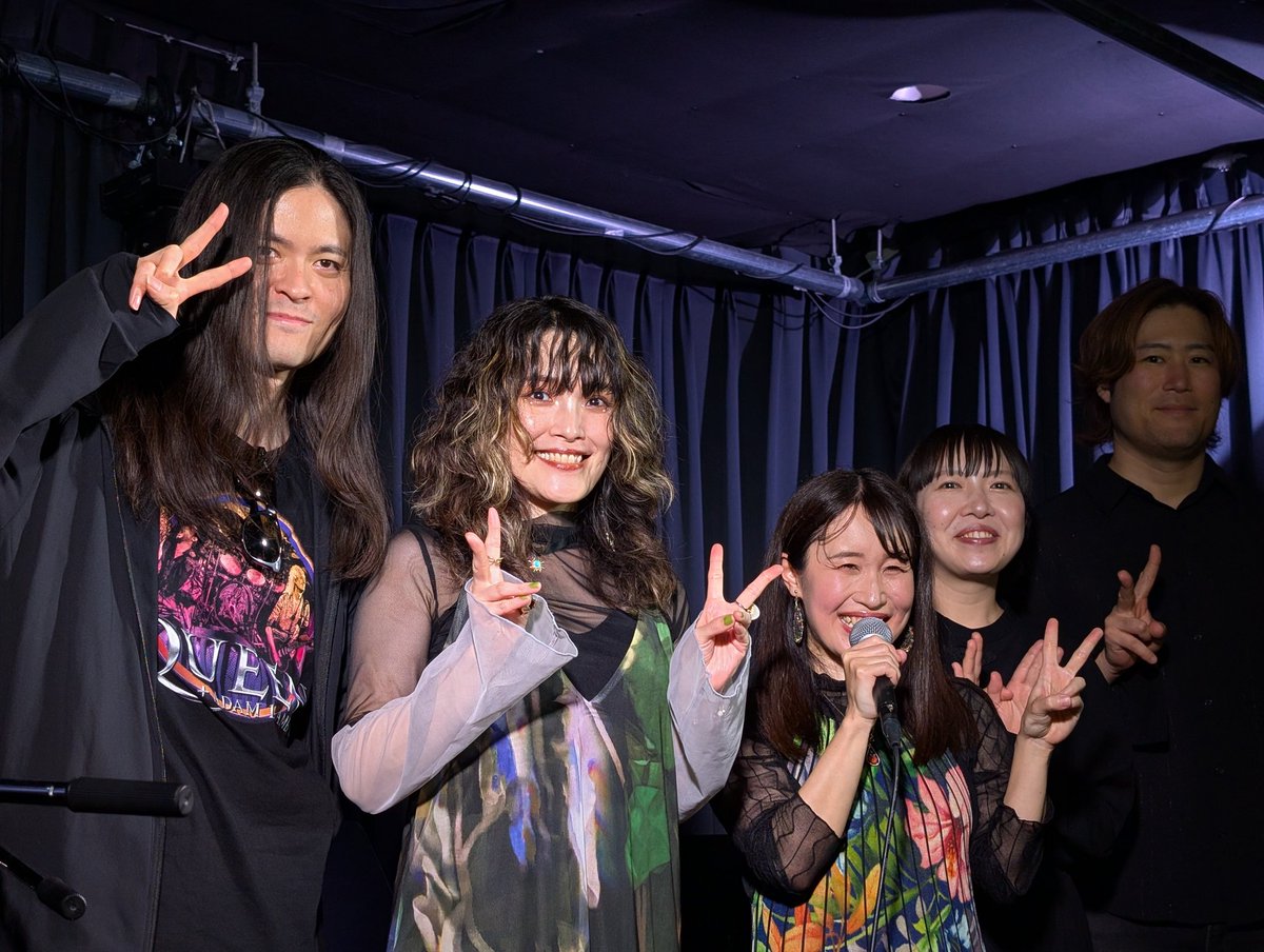 4GU8Pmk2lRBmkCs's tweet photo. ピアニストシンガーソングライター野坂ひかりさんのライブを観た②
野坂さん自主企画にハズレ無し❗️👌
TACAMIさんは喘息を押しての出演なれど、高音域に余裕すら感じ、その余裕が艷やかに沁み入る歌声👍
佳納子さんの歌はパンク🤘
アンプもマイクも外した演奏は沁みた👍
#野坂ひかり
#佳納子
#TACAMI https://t.co/Aq2Tr5E5te