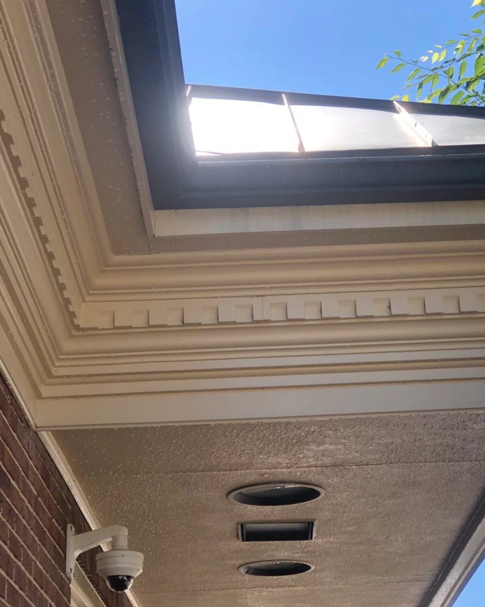 Pressure_Pros's tweet photo. Clogged gutters can lead to costly water damage. We ensure your gutters are cleared and flowing properly for year-round protection. Let’s keep your home safe—schedule your gutter cleaning service with us today.

#HomeMaintenance #pressurepros https://t.co/WZhwxt7tjX