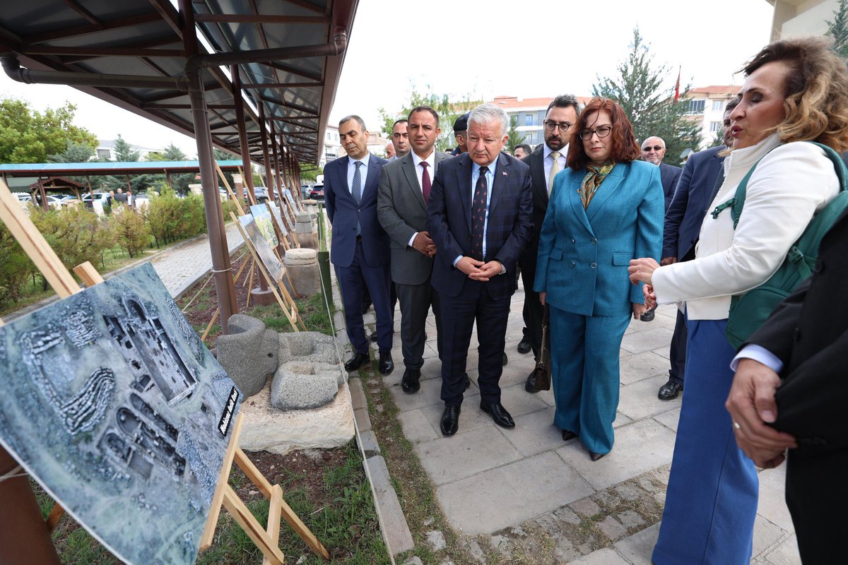abdullahoguzTr's tweet photo. 18 Mayıs Uluslararası Müzeler Günü kapsamında, bu yılın teması olan “Bölünmüş Bir Dünyayı Birleştiren Müzeler” anlayışıyla düzenlediğimiz Müzeler Haftası Açılış Programı; Sayın Valimizin teşrifleri ve il protokolümüzün kıymetli katılımlarıyla gerçekleştirildi.

Kadim medeniyetlerin izlerini taşıyan Aksaray’ımızda; müzelerin geçmiş ile gelecek arasında köprü kuran, kültürel hafızayı yaşatan ve toplumları ortak değerlerde buluşturan önemli mekânlar olduğunu bir kez daha vurguladık.

Kültürel mirasımızın korunmasına ve gelecek nesillere aktarılmasına katkı sunan tüm paydaşlarımıza teşekkür ediyor, Müzeler Haftası’nın ilimiz ve ülkemiz için hayırlara vesile olmasını diliyoruz.

@tckulturturizm  
@muratdurutr 
@kvmgm 
@aksarayiktm