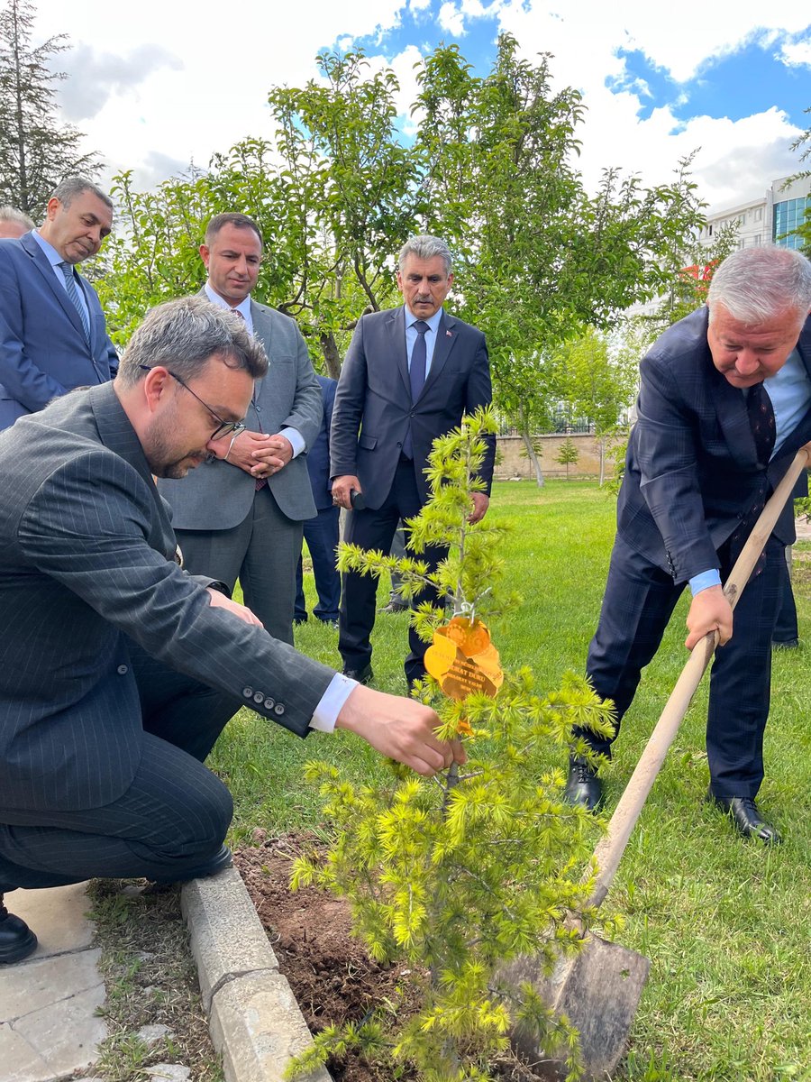 abdullahoguzTr's tweet photo. 18 Mayıs Uluslararası Müzeler Günü kapsamında, bu yılın teması olan “Bölünmüş Bir Dünyayı Birleştiren Müzeler” anlayışıyla düzenlediğimiz Müzeler Haftası Açılış Programı; Sayın Valimizin teşrifleri ve il protokolümüzün kıymetli katılımlarıyla gerçekleştirildi.

Kadim medeniyetlerin izlerini taşıyan Aksaray’ımızda; müzelerin geçmiş ile gelecek arasında köprü kuran, kültürel hafızayı yaşatan ve toplumları ortak değerlerde buluşturan önemli mekânlar olduğunu bir kez daha vurguladık.

Kültürel mirasımızın korunmasına ve gelecek nesillere aktarılmasına katkı sunan tüm paydaşlarımıza teşekkür ediyor, Müzeler Haftası’nın ilimiz ve ülkemiz için hayırlara vesile olmasını diliyoruz.

@tckulturturizm  
@muratdurutr 
@kvmgm 
@aksarayiktm