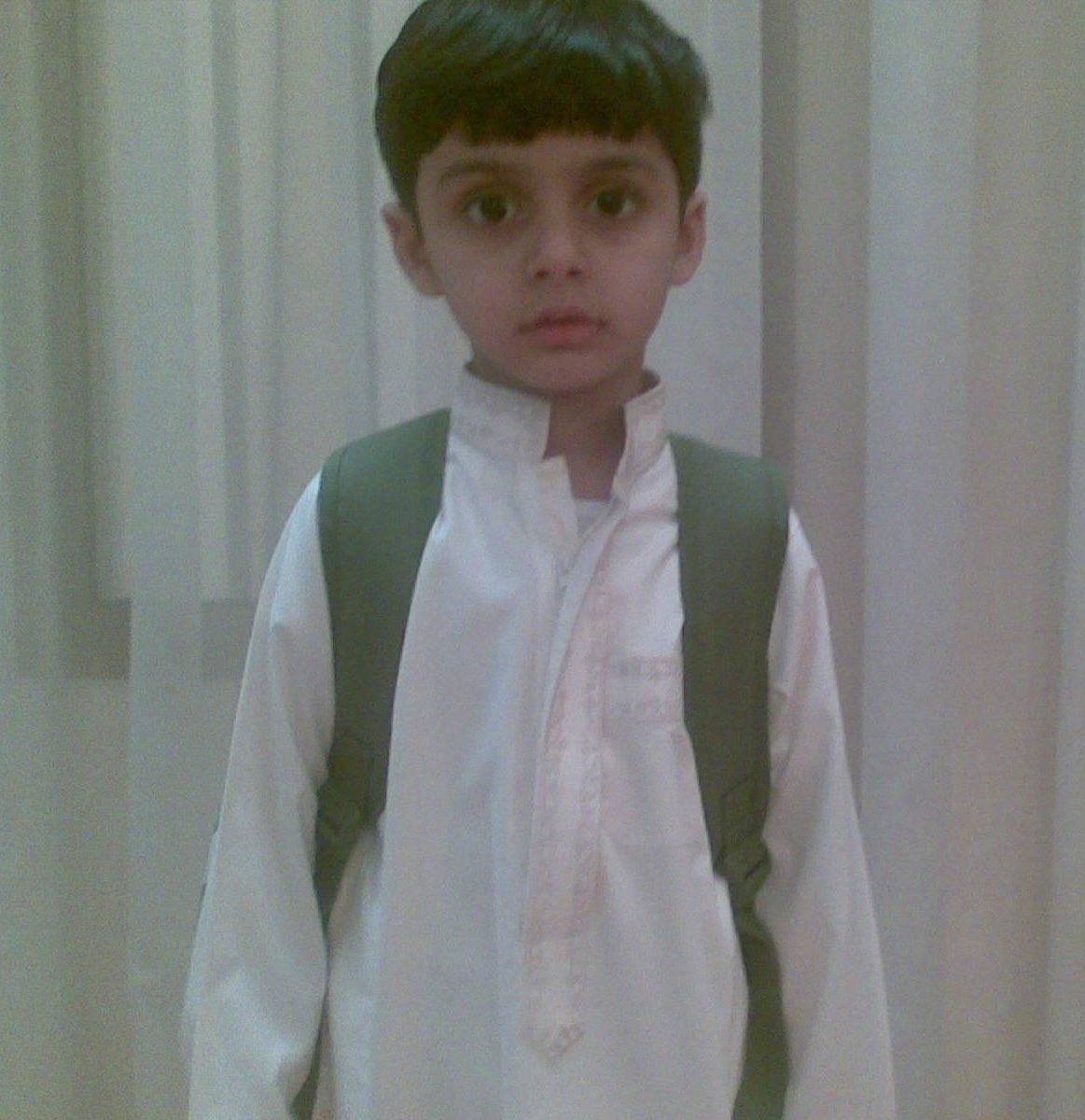 algarni_ayed's tweet photo. ما بين هاتين الصورتين، مرَّ سبعة عشر عامًا بكل ما فيها من ذكريات، بعضها حلو، وبعضها مرّ.
واجهنا فيها الكثير من التحديات والصعوبات، والغربة الطويلة، والبعد. والحقيقة أنك لم تُخذلني يومًا، إنما كانت الظروف أقوى.
واليوم، الحمد لله على التمام، والحمد لله على الإنجاز المشرّف، والحمد لله على مرتبة الشرف التي أعرف أنك تستحقها بجدارة.
هي رحلة بدأت بعلي، وسعود، ورغد، وختامها محمد. 
@jabergarni1
