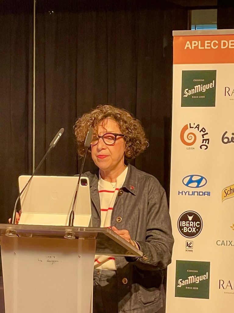 AplecCaragol's tweet photo. M. Àngels Balsells, rectora de la Universitat de Lleida, fa lectura del #Pregó #AplecLleida2026 amb un relat paral·lel de l’evolució de la UdL i de l’Aplec 🐌🧡 @UdL_info https://t.co/qOtJJbArPK