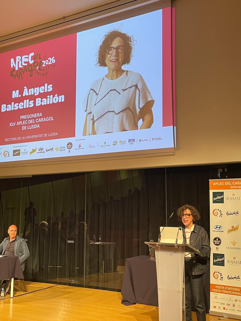 AplecCaragol's tweet photo. M. Àngels Balsells, rectora de la Universitat de Lleida, fa lectura del #Pregó #AplecLleida2026 amb un relat paral·lel de l’evolució de la UdL i de l’Aplec 🐌🧡 @UdL_info https://t.co/qOtJJbArPK