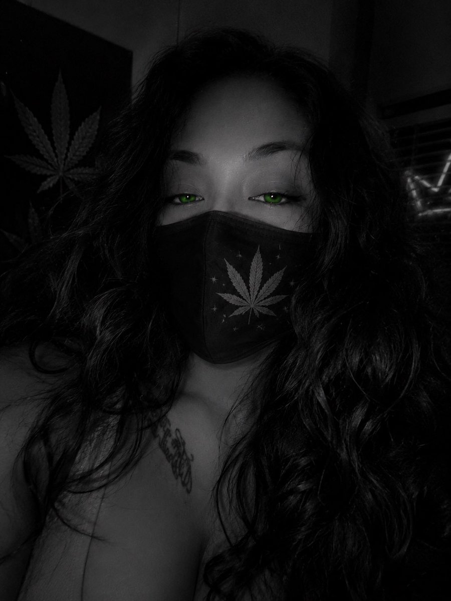 KushGoddess___'s tweet photo. Where my girl gamers at? 👀😍 https://t.co/OqcluYdFDq