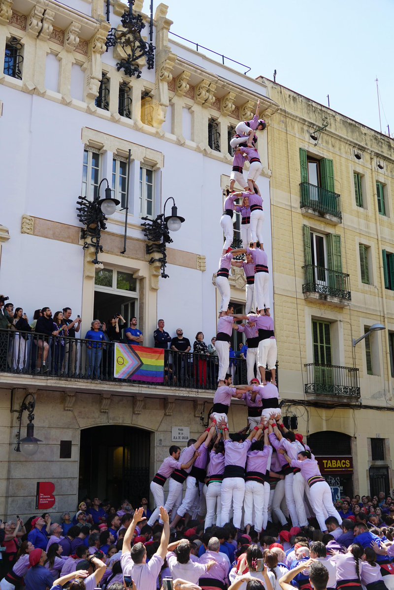 JoveDeTarragona's tweet photo. ➕2️⃣ Ahir va arribar l’estiu a Gràcia, fent dues passes endevant i estrenant el 3d9f més matiner del nostre historial. Ho vam acompanyar del 5d8, el 2d8f, el pd6 i 2pd5 + 2pd4. 

➡️Pròxima parada, Diada del Pallol.

🤝🏻Gràcies @cvg_cat per convidar-nos i @capgrossos per l’ambient a plaça! Ens veiem aviat 😉

#FemElPas #castells