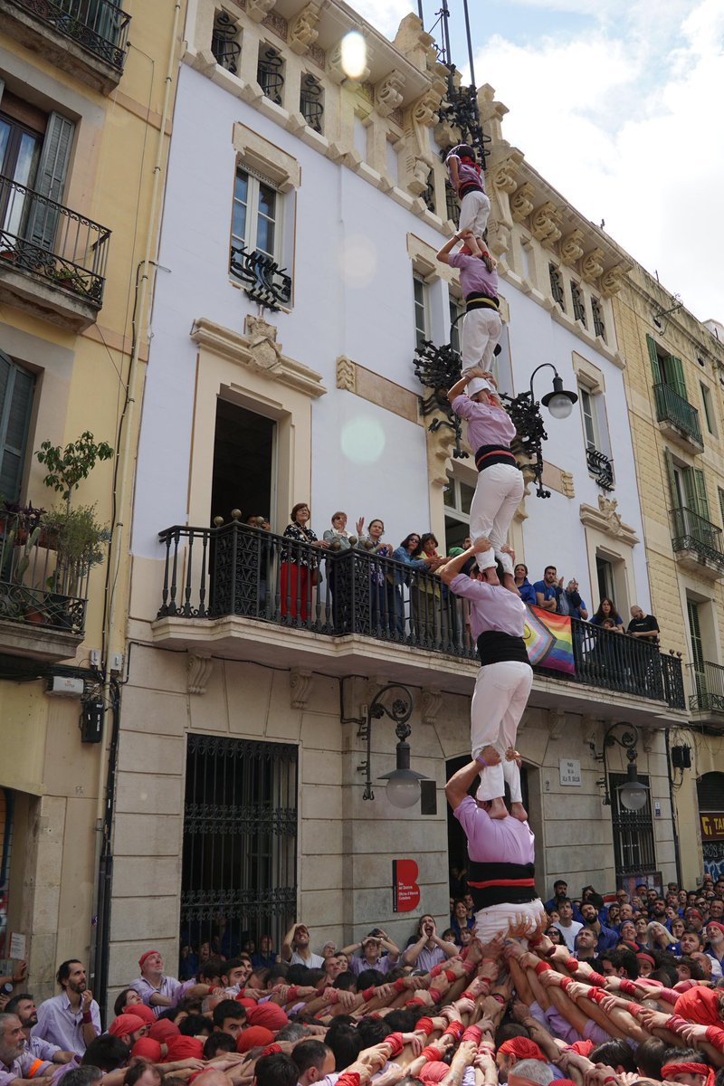 JoveDeTarragona's tweet photo. ➕2️⃣ Ahir va arribar l’estiu a Gràcia, fent dues passes endevant i estrenant el 3d9f més matiner del nostre historial. Ho vam acompanyar del 5d8, el 2d8f, el pd6 i 2pd5 + 2pd4. 

➡️Pròxima parada, Diada del Pallol.

🤝🏻Gràcies @cvg_cat per convidar-nos i @capgrossos per l’ambient a plaça! Ens veiem aviat 😉

#FemElPas #castells