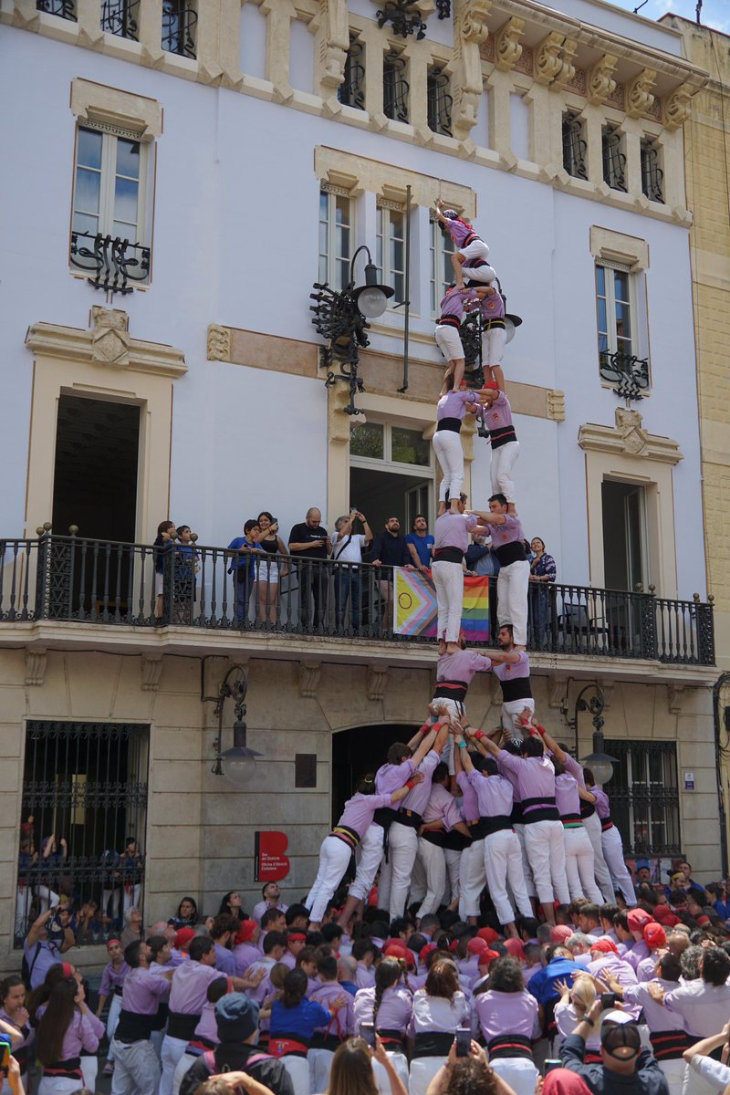 JoveDeTarragona's tweet photo. ➕2️⃣ Ahir va arribar l’estiu a Gràcia, fent dues passes endevant i estrenant el 3d9f més matiner del nostre historial. Ho vam acompanyar del 5d8, el 2d8f, el pd6 i 2pd5 + 2pd4. 

➡️Pròxima parada, Diada del Pallol.

🤝🏻Gràcies @cvg_cat per convidar-nos i @capgrossos per l’ambient a plaça! Ens veiem aviat 😉

#FemElPas #castells