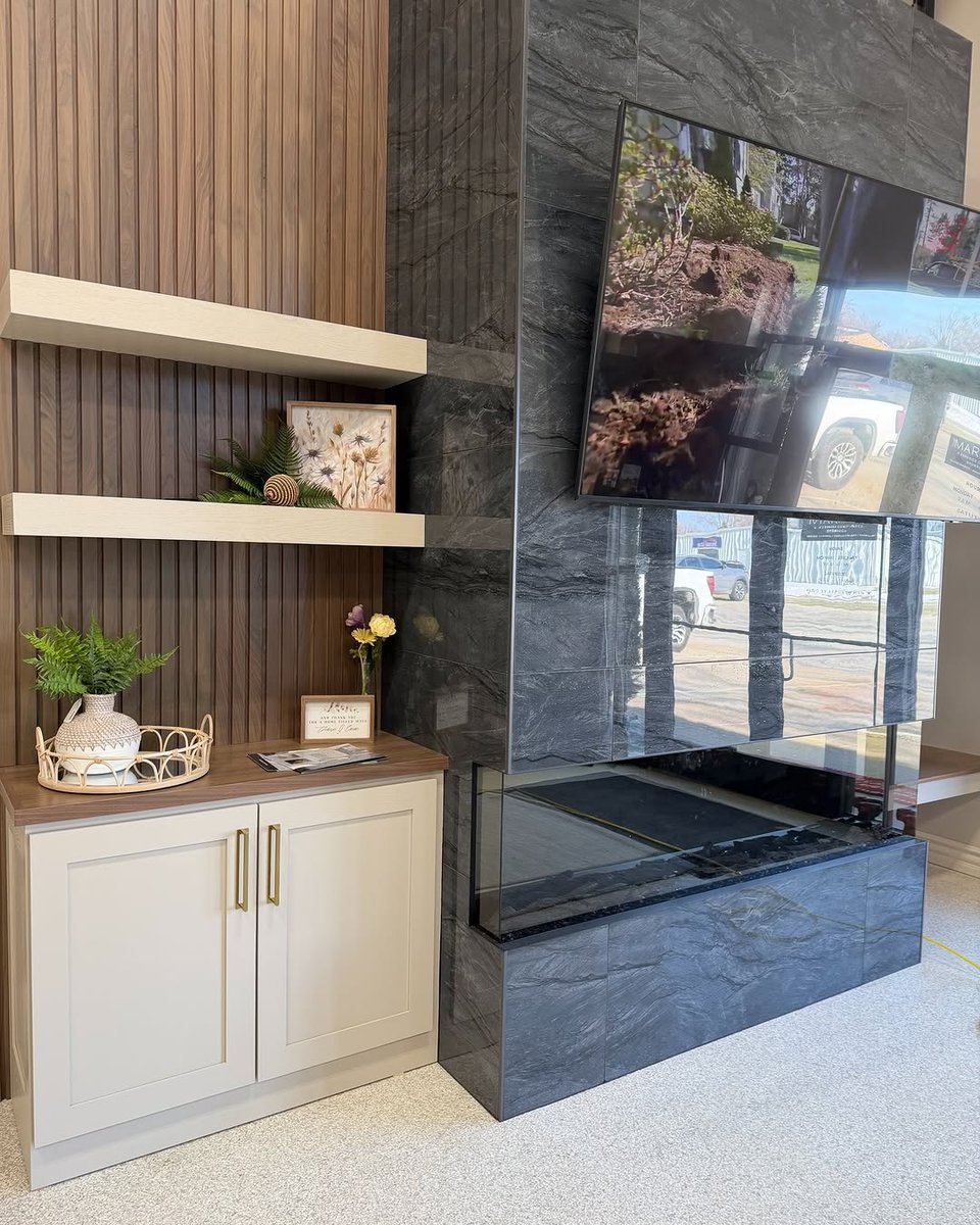AmericanHardwds's tweet photo. Tired of basic, flat walls? Create a chic vibe with walnut accent panels, cabinetry, and shelving—because you can never have too much storage.

Cabinetry and photo: Forever Cabinets

#RealAmericanHardwood #wood #cabinets #cabinetry #accentwall #featurewall #interiordesign https://t.co/XtquKfs0lE