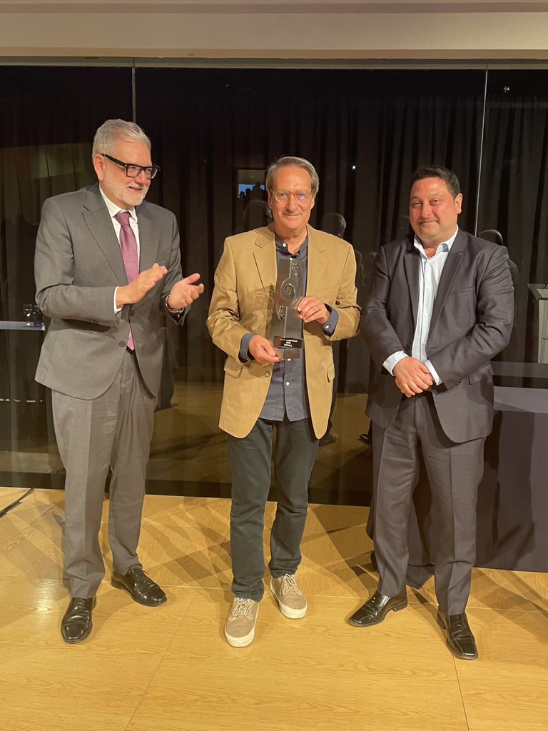 AplecCaragol's tweet photo. Jesús Bometón, primer gerent de la Fecoll, #Premi #CaragolBover2026

🐌🧡 #Gràcies Jesús! https://t.co/TBT824WL6W