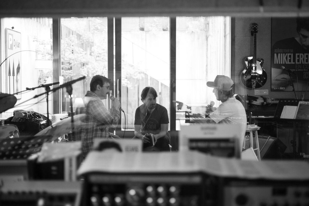 bandasatres's tweet photo. 🎙️ Nuevo episodio!

Hoy nos hemos acercado a Donosti para visitar el estudio de @MikelErentxun y repasar junto a él toda una vida dedicada a la música!

Coincidiendo con el 40 aniversario de @duncandhu , conocemos como es preparar una gira así que significado tiene para todos! https://t.co/drOwKEBSHy