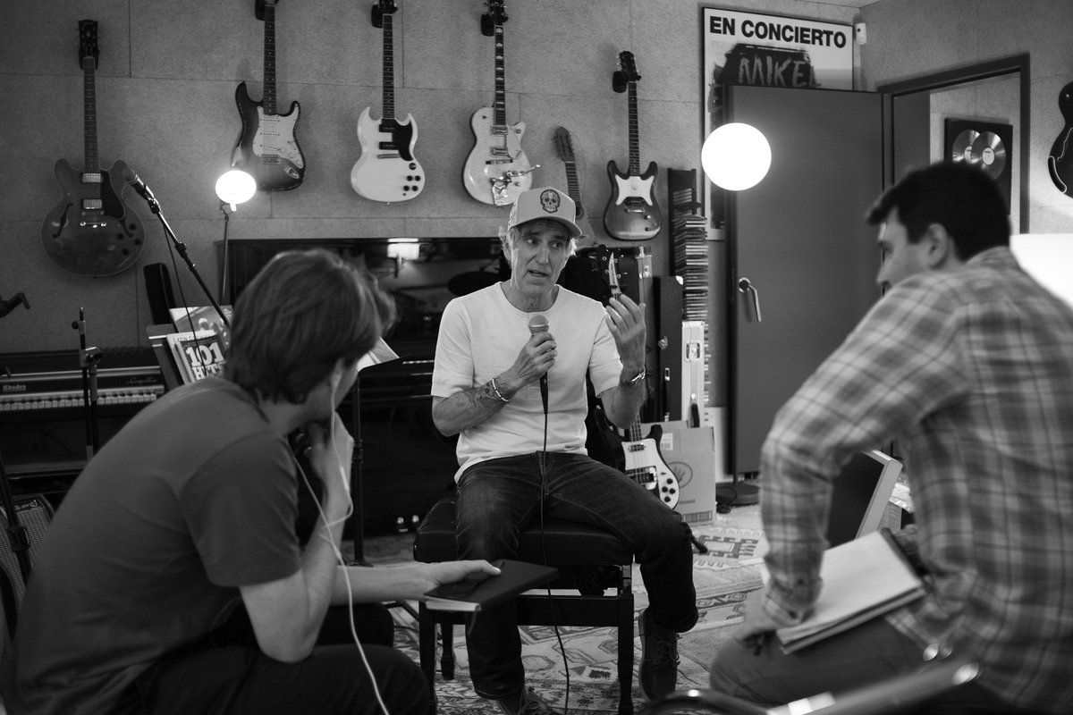 bandasatres's tweet photo. 🎙️ Nuevo episodio!

Hoy nos hemos acercado a Donosti para visitar el estudio de @MikelErentxun y repasar junto a él toda una vida dedicada a la música!

Coincidiendo con el 40 aniversario de @duncandhu , conocemos como es preparar una gira así que significado tiene para todos! https://t.co/drOwKEBSHy
