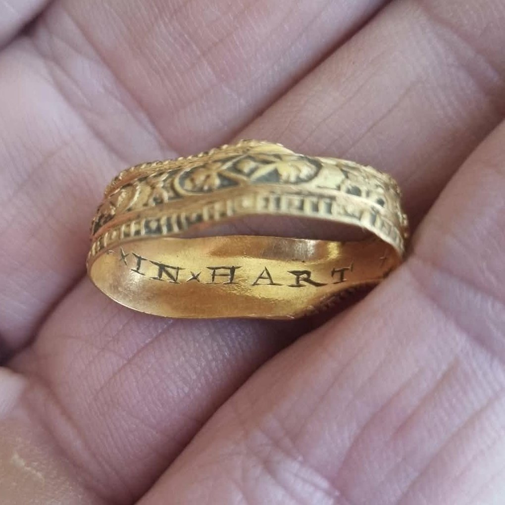 _Treasure_Kings's tweet photo. Beautiful 16th–17th century gold posy ring found by UK 🇬🇧 detectorist Terry Aki! #metaldetecting 
  Inside the band:  BE×TRVE×IN×HART
"Be true in heart" - simple, powerful and still touching after 400 years. ❤️