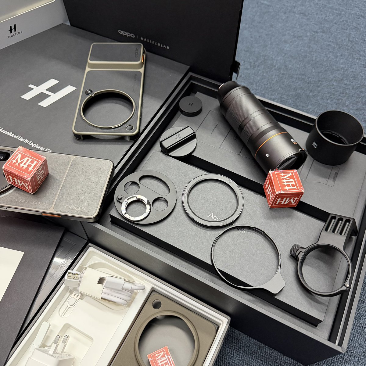 mobilehardwareO's tweet photo. Oppo Find X9 Ultra your moment of photographer their professional-grade Hasselblad Camera System. Shoot &amp; Create even further with their Earth Explorer Kit, 300mm. your story, your directing 🎞️

Tundra Umber (black) in colour with a orange shutter button

#mobilehardwareofficial https://t.co/CFAw8lpGWA