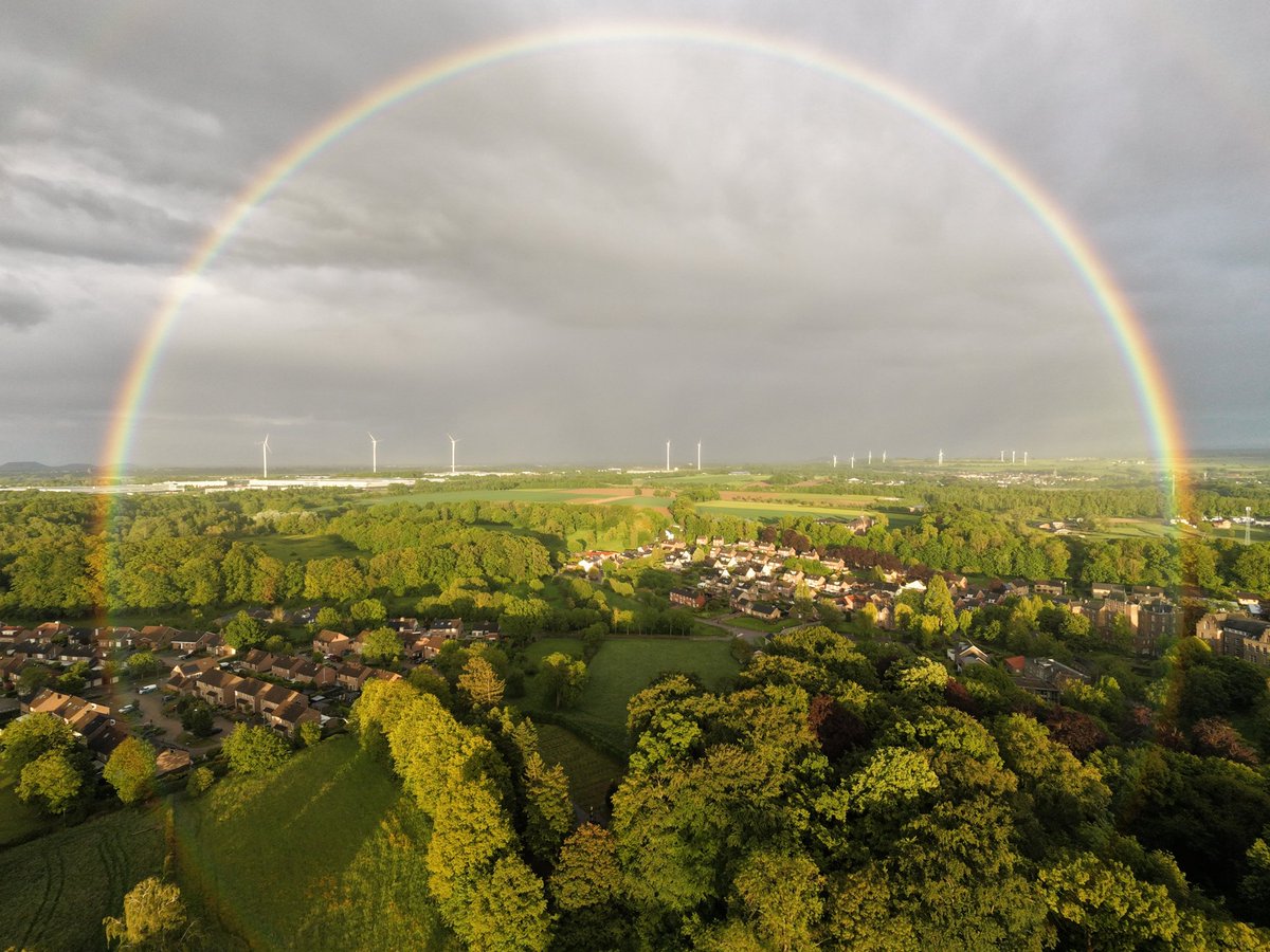 PietBerger's tweet photo. Regen en dan de zon onder de juiste hoek....... Man, man, man...... 🤩

Toevallig pas een drone aangeschaft, en dat lever fenomenale plaatjes op https://t.co/lZiShYGkp4