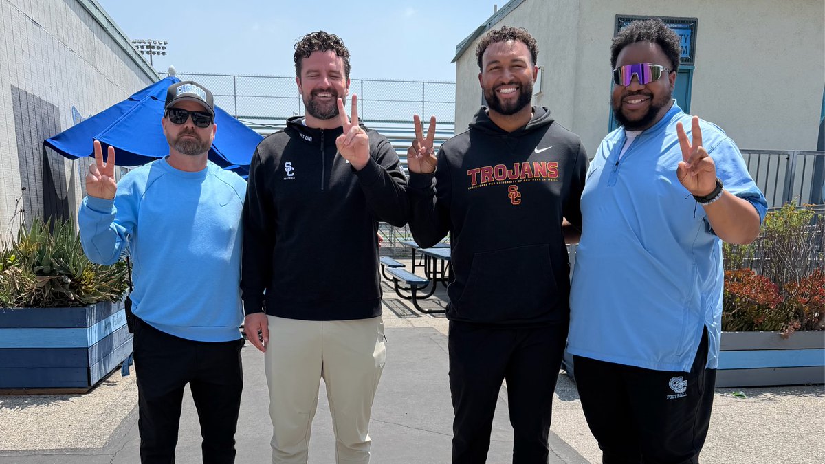 SchraderOn3's tweet photo. CHAD BOWDEN and DRE BROWN Visiting Carson Colts Football Late Monday Morning ✌🏼

Bowden and Brown Have Hit Up Serra, Compton and Carson Thus Far, with More School Visits Coming 

 https://t.co/7btk30lfeD via @On3USC #FightOn https://t.co/YZWsMcz3Ne