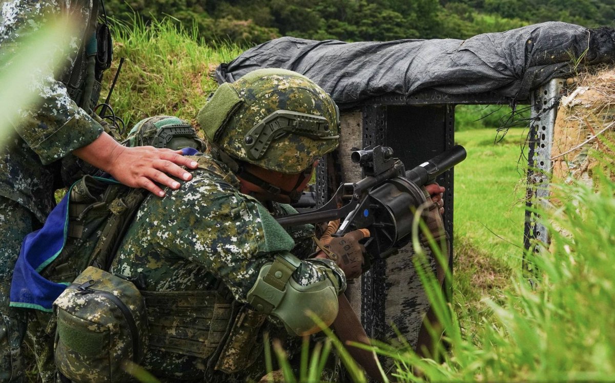 TaiwanMonitor's tweet photo. On May 18, the ROCA's 269th Combined Arms Brigade conducted battalion-level live-fire training simulating a response to an enemy landing.

The drill included CM11 tanks, CM32 command vehicles, CM33/CM34 infantry fighting vehicles, and CM23 mortar carriers conducting beach defense and counterattack.