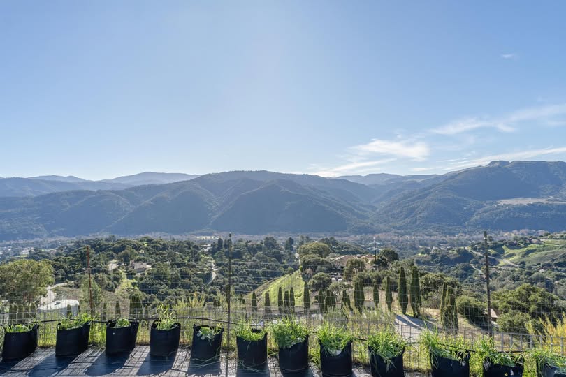 jeffdaviMPHT's tweet photo. Motivated Seller!  Pick your finishes.
Nestled in the heart of #CarmelValley on a 15 acre hillside lot with stunning views of Carmel Valley, mountains, and the Pacific Ocean to the west. 
8,000 Sq Ft -  $1,325,000

#Monterey https://t.co/N9KMLSjhiQ