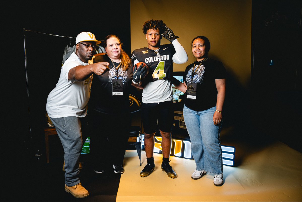 Quis2fye_'s tweet photo. Really appreciate @Coach_Shadd and Colorado Football for showing me and my family great hospitality this weekend!! #skobuffs🦬
@shelton_felton @BrennanMarion4 @CoachBox6 @4Jmack @LaBrandonHudson @CoachJGolden @Coach_CA912 https://t.co/qMkviHvQG4
