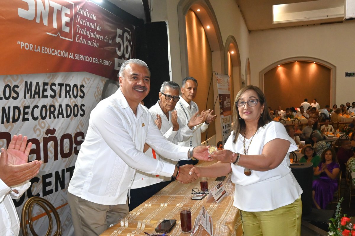 SNTE56Veracruz's tweet photo. LA SECCIÓN 56 DEL SNTE RECONOCE LA VOCACIÓN Y TRAYECTORIA DE 458 AGREMIADOS POR 30, 40 Y MÁS DE 40 AÑOS DE SERVICIO DOCENTE

Nota completa:
https://t.co/npKqG70pBH

#𝙎𝙤𝙮𝙎𝙉𝙏𝙀56 🟠 
#𝗟𝗮𝗨𝗻𝗶𝗱𝗮𝗱𝗡𝘂𝗲𝘀𝘁𝗿𝗮𝗙𝗼𝗿𝘁𝗮𝗹𝗲𝘇𝗮 ✅ https://t.co/b9TNqIgIoP