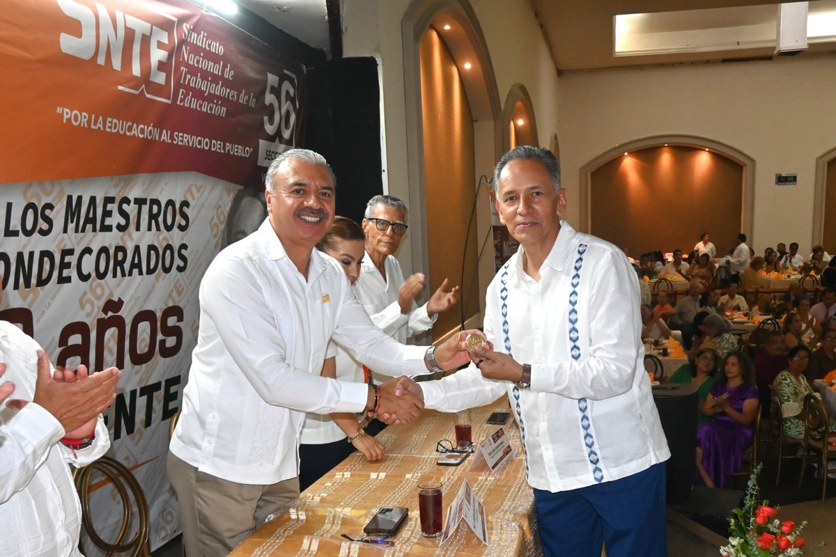 SNTE56Veracruz's tweet photo. LA SECCIÓN 56 DEL SNTE RECONOCE LA VOCACIÓN Y TRAYECTORIA DE 458 AGREMIADOS POR 30, 40 Y MÁS DE 40 AÑOS DE SERVICIO DOCENTE

Nota completa:
https://t.co/npKqG70pBH

#𝙎𝙤𝙮𝙎𝙉𝙏𝙀56 🟠 
#𝗟𝗮𝗨𝗻𝗶𝗱𝗮𝗱𝗡𝘂𝗲𝘀𝘁𝗿𝗮𝗙𝗼𝗿𝘁𝗮𝗹𝗲𝘇𝗮 ✅ https://t.co/b9TNqIgIoP