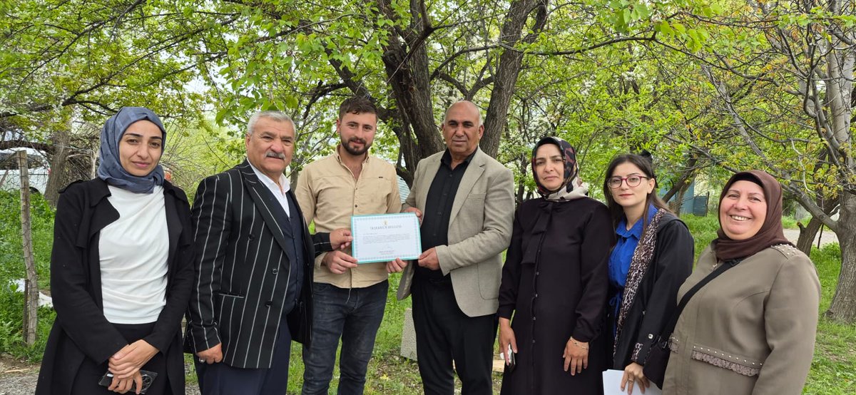 edrmtakkadinlar's tweet photo. 📍 EDREMİT 
Üç kademe teşkilat mensuplarımızla birlikte bugün Çiçekli bölgesi,
 Mülk, Köklü ve Taşkonak Mahalleleri’ndeydik.
Gönüllere dokunmaya, ilk günkü aşkla çalışmaya devam! 
@AKKADINGM @akkadinvann @ArvasAbdulahat @zerrin_alpaslan @OndilKenan @KaracanYuksel @saitaytulunn https://t.co/lDlsDn5Chd