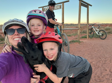 XCountryLiving's tweet photo. Made it to the O.K. Corral! ๐ตโโ๏ธ๐ถ Nothing beats a family ride in Moab, especially with an excited trail dog.
๐ฒ Gear: https://t.co/8ph8oiErBL
#Moab #TrailDog #MTBLife https://t.co/mwedAZ7Dut