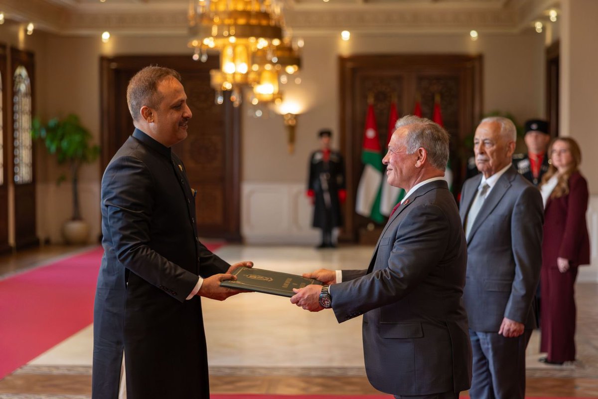 PakinJordan's tweet photo. The Ambassador of the Islamic Republic of Pakistan to the Hashemite Kingdom of Jordan, H.E. Maj. General Khurram Sarfraz Khan HI (M) (Retd), presented his credentials today to His Majesty King Abdullah II ibn Al Hussein of the Hashemite Kingdom of Jordan. 

@ForeignOfficePk 
@PkPublicDiplo