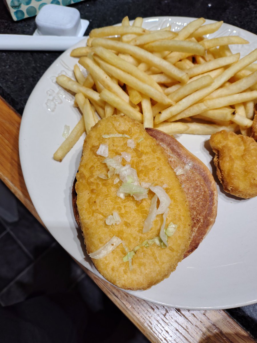 MaxPowerWTF's tweet photo. @McDonaldsUK Not only can they not count at Skelmersdale McDonald's (4 McNuggets?), but they have no idea how to put lettuce on a McChicken.

 I'd say it's surprising incompetence. But it's fairly consistent. https://t.co/ouLxt1vsS8