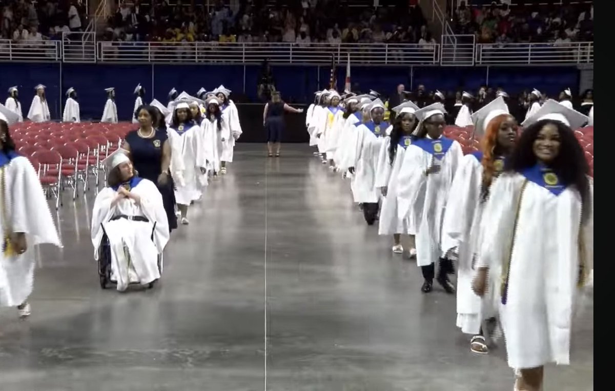 mcpsstech's tweet photo. 📱💻 🎓Tune in to Murphy graduation coverage on mcpssTV,  Facebook, and YouTube 

https://t.co/2Qym8fWwqF https://t.co/EaFzlMSMN3