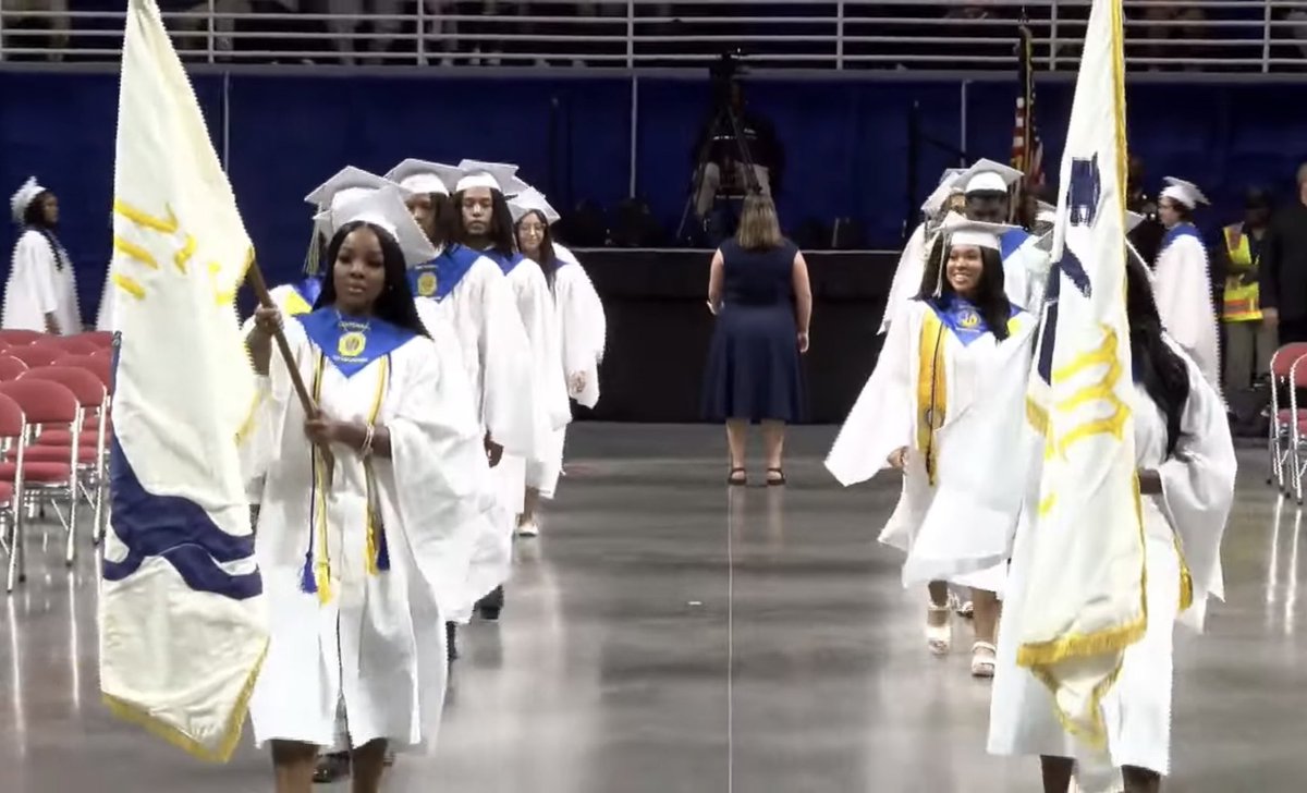 mcpsstech's tweet photo. 📱💻 🎓Tune in to Murphy graduation coverage on mcpssTV,  Facebook, and YouTube 

https://t.co/2Qym8fWwqF https://t.co/EaFzlMSMN3
