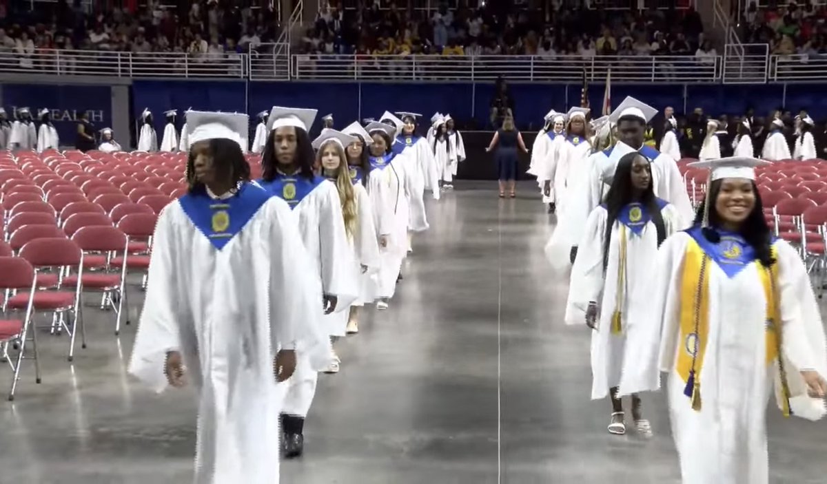 mcpsstech's tweet photo. 📱💻 🎓Tune in to Murphy graduation coverage on mcpssTV,  Facebook, and YouTube 

https://t.co/2Qym8fWwqF https://t.co/EaFzlMSMN3