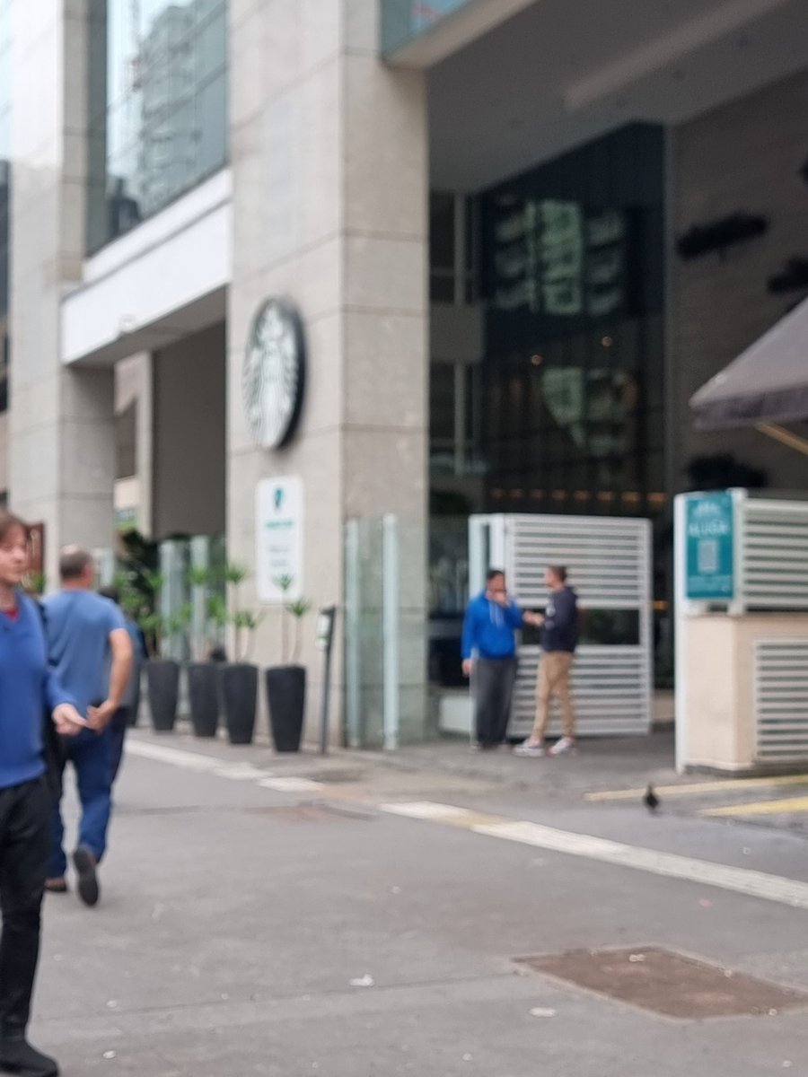 alfinetadosdia's tweet photo. 🚨GRAVE! Influenciador foi AMEAÇADO dentro do Starbucks da Av Paulista, segundo informações não havia segurança nem dentro ou fora do estabelecimento. https://t.co/ATOFNt3cH6