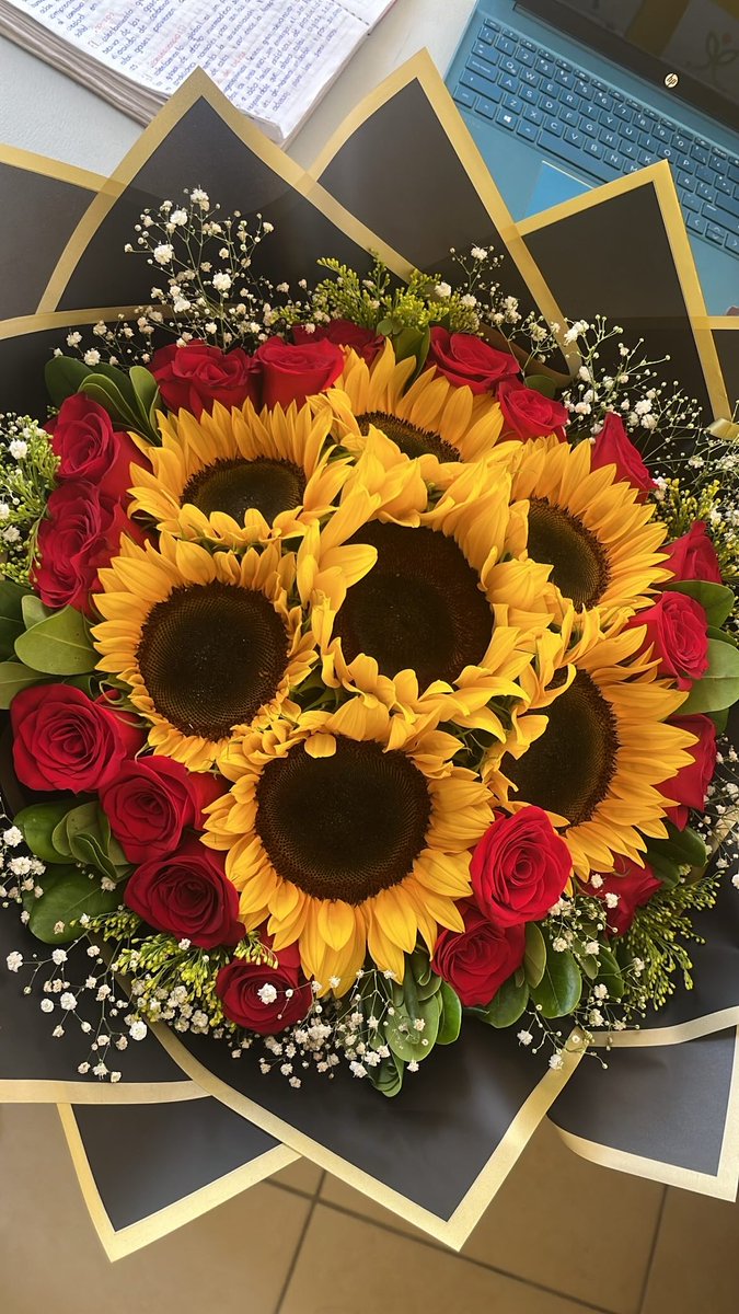 jasramirezg's tweet photo. 7 meses con el amor de mi alma y mis florecitas no faltan 🥰 https://t.co/jdnGhc0NQl