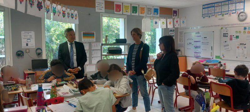 Dsden07's tweet photo. Visite de T.Aumage, DASEN dans les écoles de St Martin sous Lavezon et Les luettes de Tournon sur Rhône lors de la préparation aux évaluations PIRLS. Les élèves s’entraînent sur tablette avec un outil numérique conçu en Ardèche. https://t.co/SrUrd35QlR