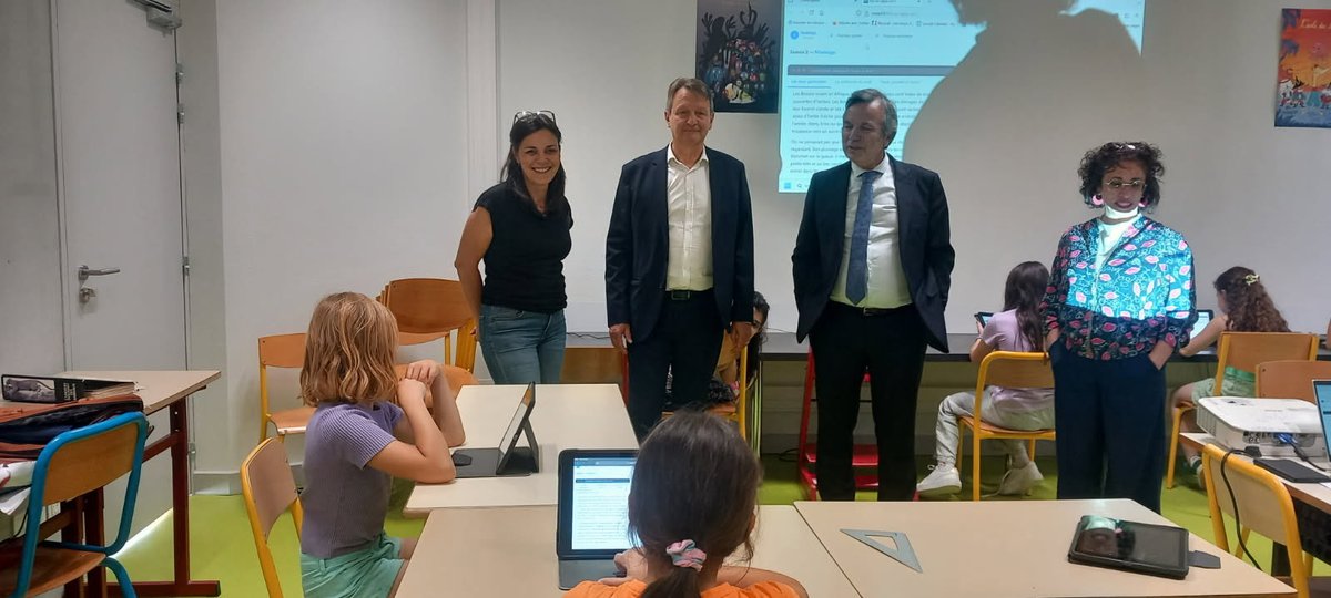 Dsden07's tweet photo. Visite de T.Aumage, DASEN dans les écoles de St Martin sous Lavezon et Les luettes de Tournon sur Rhône lors de la préparation aux évaluations PIRLS. Les élèves s’entraînent sur tablette avec un outil numérique conçu en Ardèche. https://t.co/SrUrd35QlR