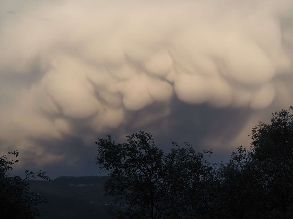 MeteoCotedAzur's tweet photo. ⚠️☁️ #DirectMétéo
18/05/2026 à 21h05 : IMPRESSIONNANT ! Des nuages mammatus spectaculaires envahissent le ciel de l’arrière-pays niçois au-dessus de #Contes, comme ici depuis #ChâteauneufVillevieille 😱

#CotedAzurFrance #Nice06 #AlpesMaritimes https://t.co/Bi6ZdjKzrx