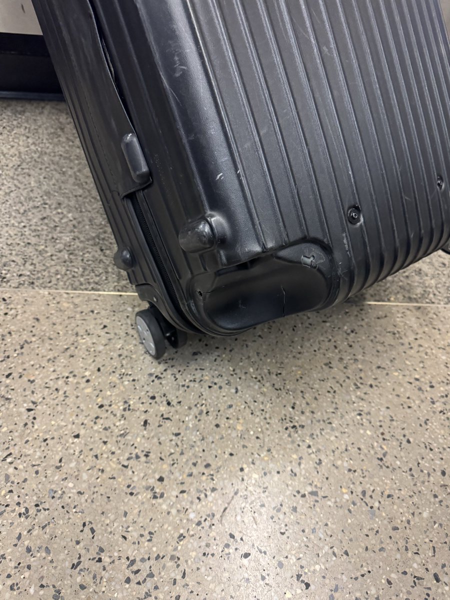 KristiBHocutt's tweet photo. @AmericanAir loves to tear up your luggage and not take care of it. I’m sick and tired of corporations taken advantage and providing NO customer service! I need a supervisor to call me been trying to handle this for a MONTH! https://t.co/DWK19prpjo