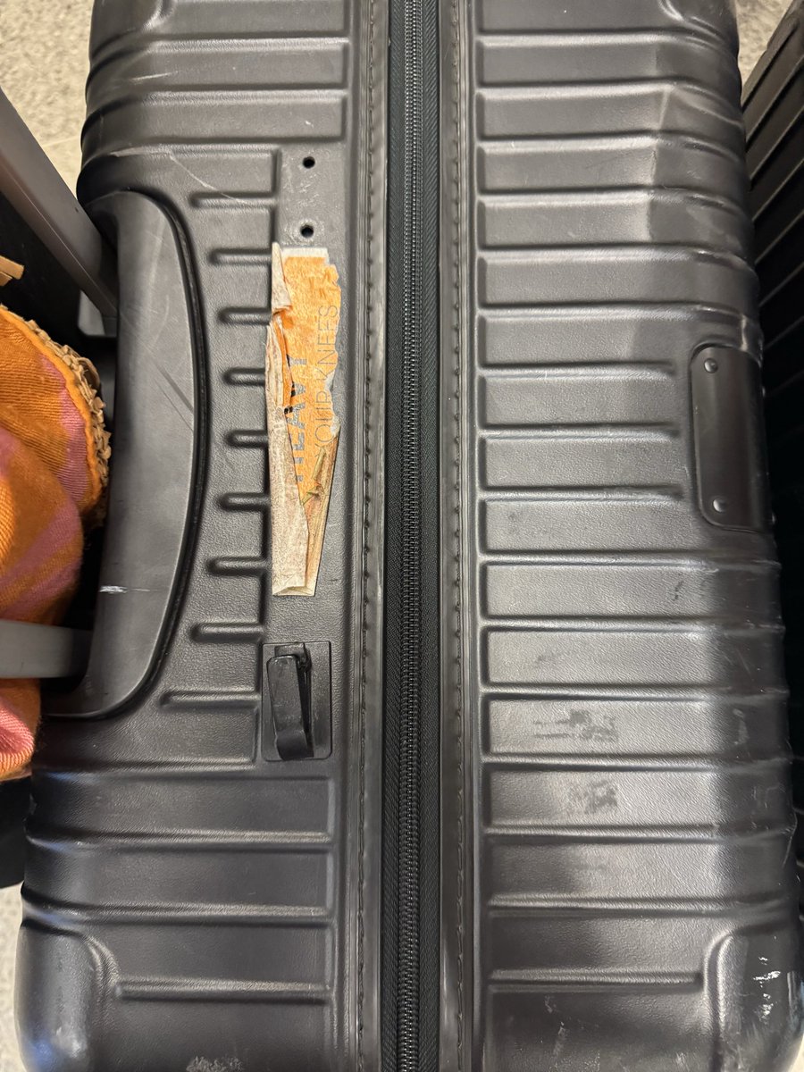 KristiBHocutt's tweet photo. @AmericanAir loves to tear up your luggage and not take care of it. I’m sick and tired of corporations taken advantage and providing NO customer service! I need a supervisor to call me been trying to handle this for a MONTH! https://t.co/DWK19prpjo