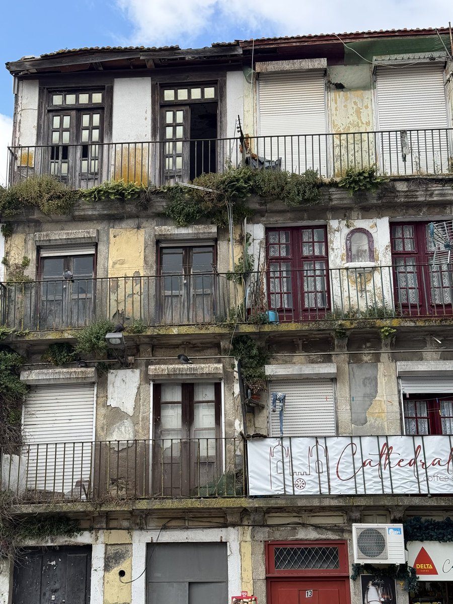 _taxistheft_'s tweet photo. Porto, heute: verfallene Häuser in einer Stadt, die jahrzehntelang unter eingefrorenen Mieten litt. Genau das ist die Kehrseite des #Mietendeckel: Wer Rendite politisch abschafft, schafft auch Investitionen ab. Und Heidi #Reichinnek und @dieLinke will so etwas ernsthaft für Deutschland?