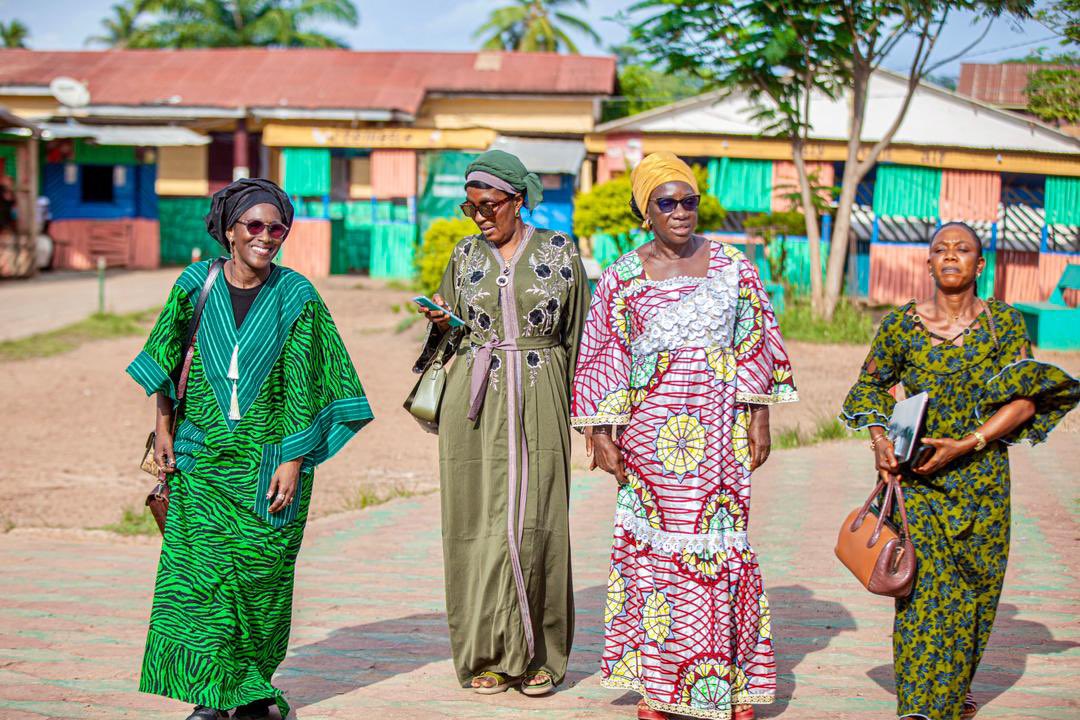EllesCoaching's tweet photo. N’ZÉRÉKORÉ | La coordination d’ #EllesCoaching | Spécial Élections, à la rencontre des candidates et aspirantes candidates. 

Ds le cadre de la dynamique de proximité du programme @FatouSouareHann à rencontré plusieurs femmes candidates, aspirantes candidates et leaders le 17 Mai https://t.co/xvI201Zjm4