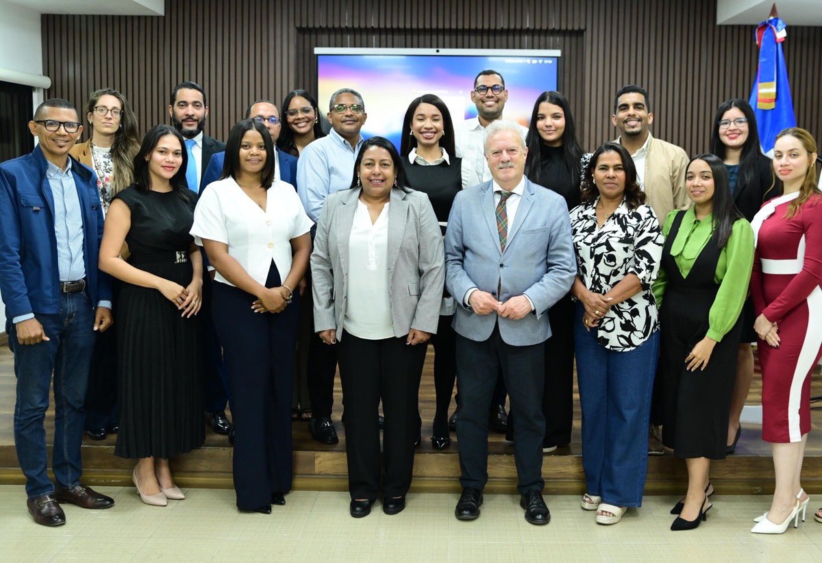 UnicaribeOnline's tweet photo. El presidente de Next Educación, Dr. Manuel Campo Vidal, junto a la decana de la Escuela de Administración Municipal, Comunicación Política y Marketing Digital, Altagracia Tavárez, conoció las diferentes propuestas de investigación de los maestrandos de la 3ª

 #UnicaribeOnline https://t.co/ul9XWcDcHH