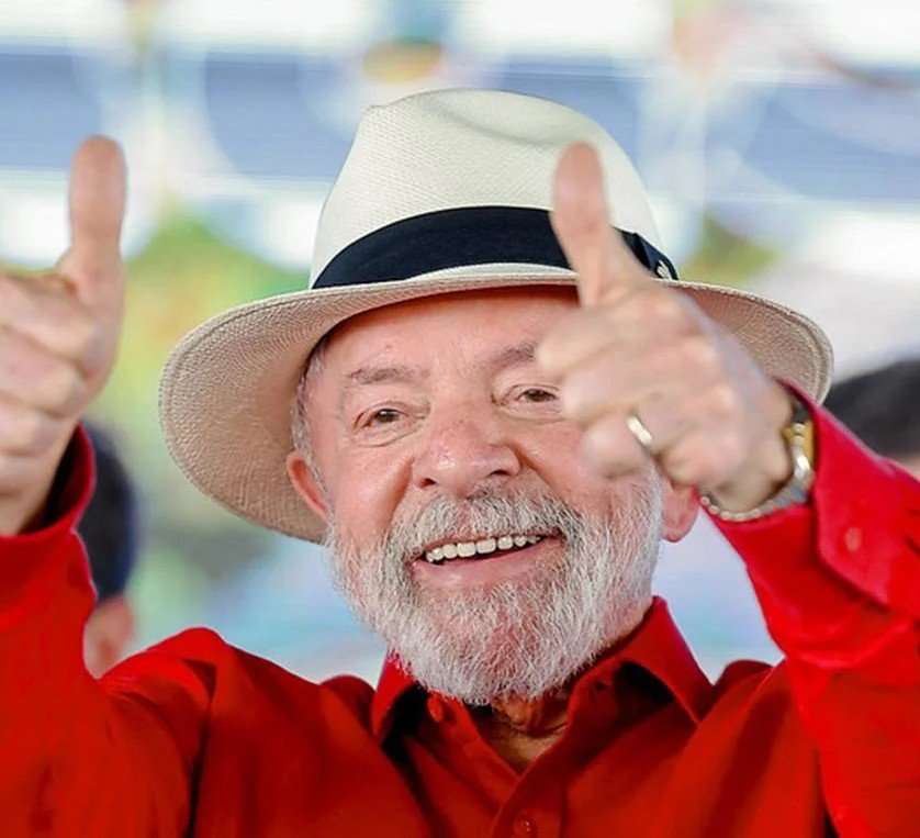 reportersalles's tweet photo. Com gastos de R$ 1.4 bilhão no cartão corporativo, regime Lula decide não oferecer vacina da meningite B no SUS

Os primeiros meses de 2026 já registram mortes de bebês e crianças, além de cerca de 2 mil casos da doença no país.

Nos primeiros meses de 2026, o Brasil já acumula cerca de dois mil casos de meningite, com registros de mortes e avanço em relação ao mesmo período do ano passado.

Dados do Ministério da Saúde indicam que, entre janeiro e abril, o total de notificações supera o registrado no mesmo intervalo de 2025, quando houve 1.980 casos e 168 mortes.

Mesmo com o aumento, o governo federal decidiu não incluir no SUS a vacina contra meningite do tipo B para crianças menores de um ano. A decisão foi oficializada em abril, em publicação no Diário Oficial da União.