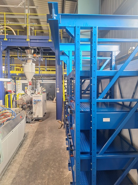 ReLaTech5's tweet photo. An Einschubregalen für Spritzgusswerkzeuge befestigtes Monorailsystem https://t.co/hi9sUmaIlg
