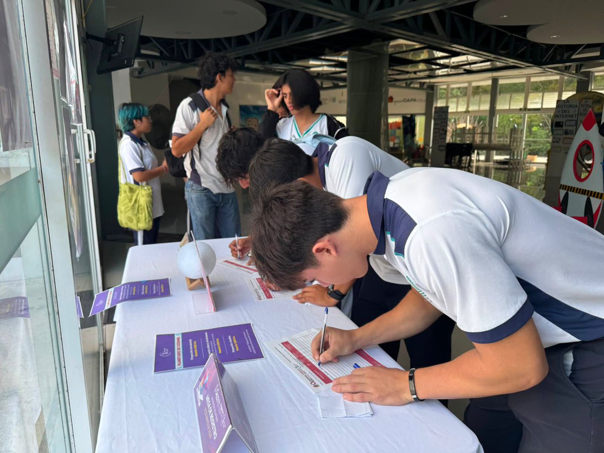 PlanetarioCZM's tweet photo. Así vivimos el #DíaMundialDelInternet en el #PlanetarioCozumel 💻
Gracias a todos los asistentes por acompañarnos en las charlas, talleres y proyecciones de esta jornada tecnológica.
Un agradecimiento especial a los alumnos de @cobach_cozumel  por ser parte de esta experiencia 🙌 https://t.co/W9tfmPdeci