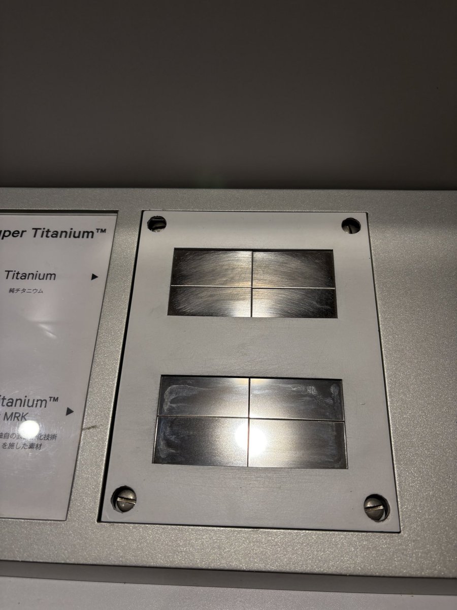 rroseselavy11's tweet photo. Bana sorarsanız Citizen marketing’ini iyi yapamadı, insanlar da farkı tam olarak anlayamadı ama Zenshin’in Super Titanium edisyonları sahiden çok dayanıklı saatler, normal titanyumdan yaklaşık 6 kat, fotoğrafını eklediğiniz ve 316L paslanmaz çelikten yapılmış Orient Kamasu’dansa yaklaşık 5 kat daha yüksek çizilmezlik direnci sunuyor.

Citizen’in buradaki farkıysa klasik grade 2 ya da 5 ham titanyum kullanımından farklı olarak Duratect adını verdiği tescilli yüzey sertleştirme uygulamasından kaynaklanıyor, diğer markaların aksine kaplama fiziksel değil atomik bağlanan bir yapı sunduğu için de bu daha yüksek çizilmezlik sağlanıyor, naçizane farkı daha iyi anlamanız için Tokyo’daki Citizen genel merkezde çektiğim ikisi de tarafımca tornavidayla çizilmiş normal titanyum-Super Titanium farkını ekliyorum, üstte ciddi çizikler görürken altta göremeyeceksiniz.

Diğer yandan bence eğer malzeme ustalığına ve günlük kullanımdaki sorunları çözme odaklı gidecekseniz Zenshin açık ara önde götürür bu listeyi zira Super Titanium’lu da en uygun mekanik 1-2 Citizen’den birisidir. Diğer yandan bu fiyat bandındaki saatlerde en hissedilir yan toka olur, genelde de ilk çıkan sorunlar buradadır, Zenshin burada biraz daha kalitelidir.

Fakat hafta sonu kolumdan çıkarayım ve pazartesi tekrar taktığımda çalışsın derseniz Tsuyosa 60 da f/p olarak çok iyi tercihtir. Üç saatte de mekanizmalar birbirine yakındır, Tsuyosa 60’da daha modern, uzun ve ince bir mainspring olduğu için daha uzun bir güç rezervi vardır, yoksa Zenshin’le geri kalan hemen her şey aynıdır.

Üç saatte de kalibre genel olarak bozulmaması amaçlanarak tasarlanmıştır, o yüzden köprüler üst üste dizayn edilmiş ve pivotlar sağlam yuvalıdır, üçü de iyi bir bakımla rahat 40+ yıl götürecektir.

Aslında Orient burada diğerlerine göre daha tool bir saattir, diğerlerinden farklı olarak günlük kullanım için değil basit dalış için tasarlanmıştır. Ama günlük kullanacaksanız bana göre bu listede en altta kalır zira hem Türkiye’de %300 üstü fiyatlandığı için hem de end-link, alüminyum insert bezel hem de nispeten kalitesiz toka olduğundan diğerlerine nazaran daha kolay zarar görebilir olduğu için.