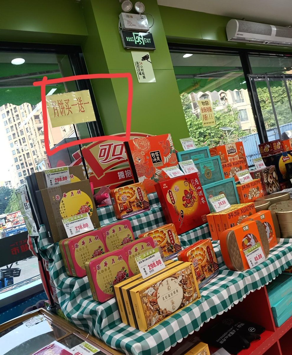 GeorgeToparcea2's tweet photo. New arrival! Cold-brew coffee u0026 creamy mooncakes in-store. Perfect for your mid-autumn snack u0026 coffee fix! https://t.co/7gUSkQ8oIJ