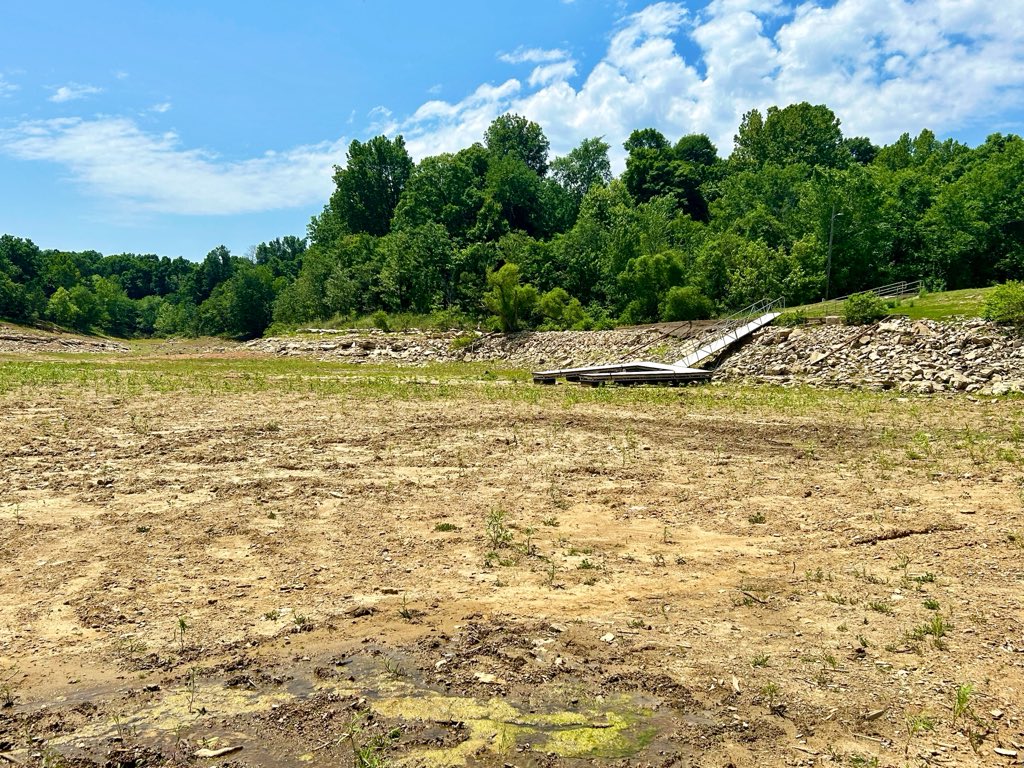 JSchipperWDRB's tweet photo. IMAGES: drought causing Rough River to be down 16’ ahead of a busy Memorial Day boating weekend @WDRBNews 5/6p https://t.co/DJw0qGZ1Sl