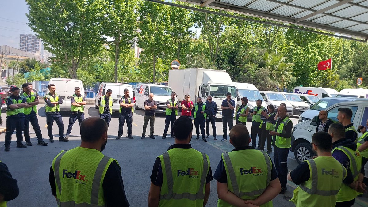 Nakliyatsendika's tweet photo. Sendikamızın iki dönemdir toplu iş sözleşmesi yürüttüğü FedEx Express işyerlerinde devam eden 3. dönem TİS görüşmeleri sürecinde anlaşma sağlanamamıştır.  
Fedex Ekspress’de 20 Mayıs Çarşamba günü greve çıkıyor, grev pankartlarımızı tüm Fedex Ekspress depolarına asıyoruz.
Yaşasın Fedex Ekspress Grevimiz...
Yaşasın Örgütlü Mücadelemiz...
#Fedex @FedEx